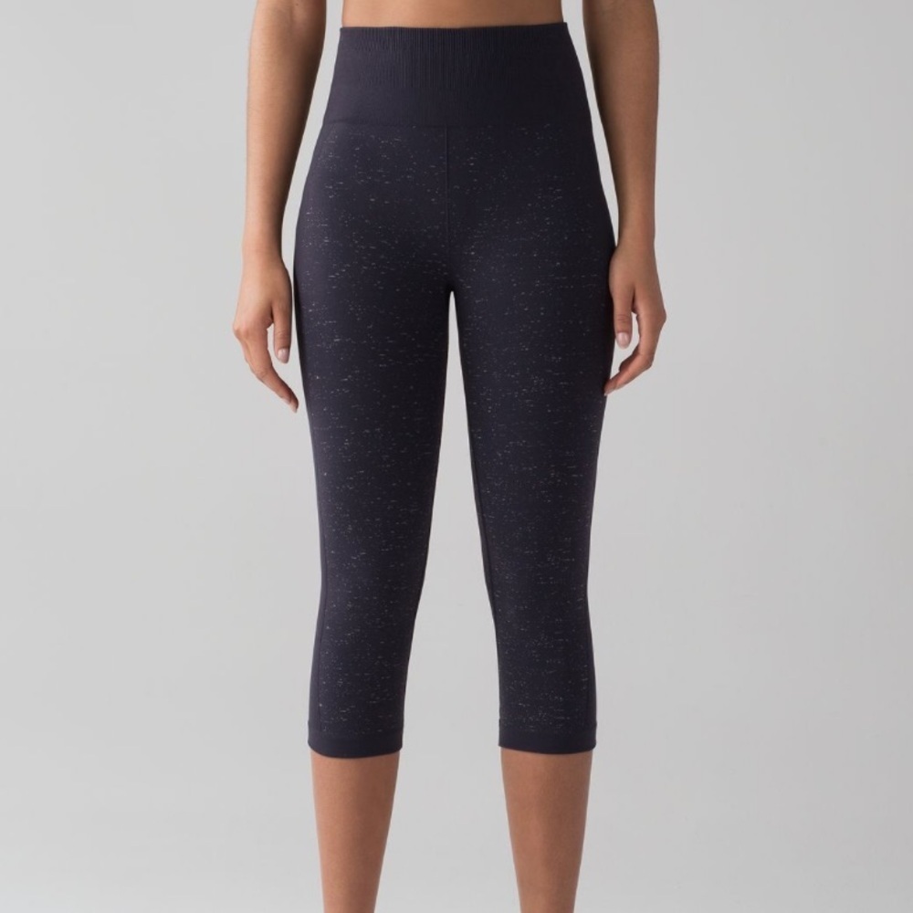 Lululemon Free To Flow Crop leggings pants 
Midnight Navy / White size 6